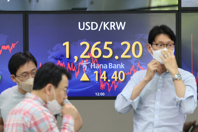 A monitor at KEB Hana Bank’s dealing room in Seoul displays the won-to-dollar exchange rate at the end of trading on April 27. (Yonhap News)