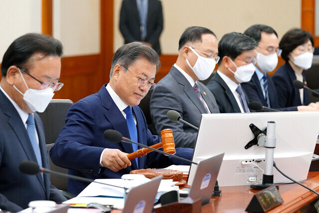 President Moon Jae-in bangs his gavel at the final Cabinet meeting of his term, held on May 3. (provided by the Blue House)