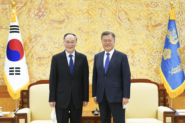 President Moon Jae-in poses for a photo with Wang Qishan, the vice president of China, at the Blue House on the afternoon of May 9. (provided by the Blue House)