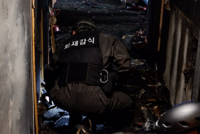 김영을 경위가 지난 6일 영등포구 화재 현장에서 현장을 살펴보고 있다.