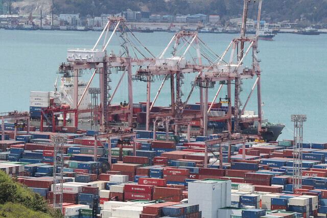 Containers fill a shipyard in South Korea. (Yonhap News)