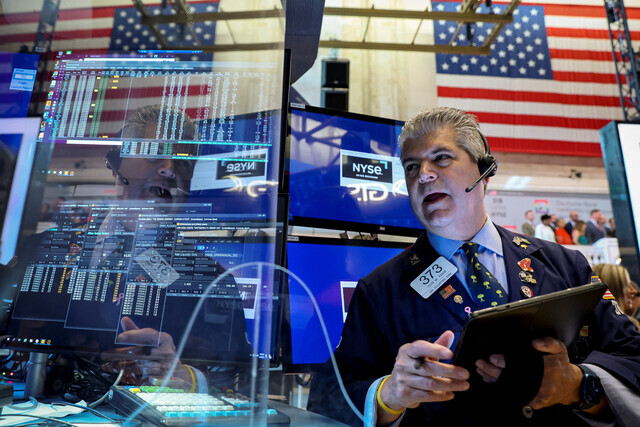 A trader talks into a headset on the floor of the New York Stock Exchange in New York, US, on June 30. (Reuters/Yonhap News)
