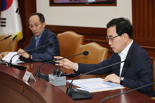 Lee Chang-yang, the minister of trade, industry and energy, speaks during an emergency meeting of economic ministers on July 3. (Yonhap News)
