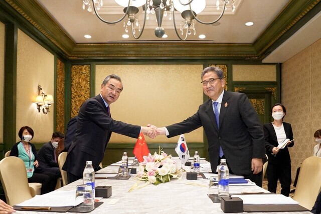 South Korean Foreign Minister Park Jin (right) shakes hands with Wang Yi, the foreign minister of China, during a summit on the sidelines of the G20 summit in Bali, Indonesia. (provided by MOFA)