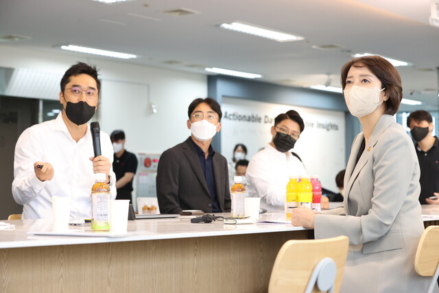 이영(오른쪽) 중소벤처기업부 장관이 21일 서울 마포구에 있는 신규 유니콘 기업 아이지에이웍스를 방문해 마국성 대표로부터 기업 소개를 받고 있다. 중소벤처기업부 제공