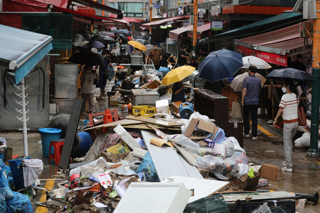 9일 오후 전날 내린 폭우로 침수 피해를 입은 서울 동작구 남성시장 거리에 상인들이 가게에서 꺼낸 폐기물들이 쌓여있다. 김혜윤 기자 unique@hani.co.kr