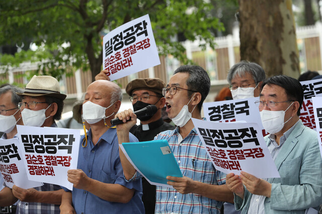 Members of groups active in Korea’s democratization movement hold a press conference outside the War Memorial of Korea in Seoul on Aug. 18, where Lee Seong-woo, the former secretary general of the Incheon and Bucheon Democratic Workers Association that Kim Sun-ho was involved in, calls for Kim Sun-ho’s immediate dismissal. (Kang Chang-kwang/The Hankyoreh)
