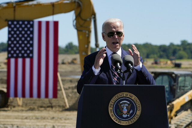 President Joe Biden of the US speaks at the groundbreaking ceremony for an Intel microchip factory on Sept. 9 in New Albany, OH. (AP/Yonhap)