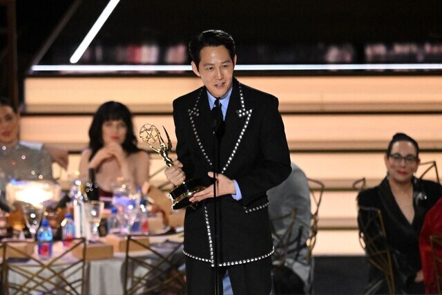 “Squid Game” lead actor Lee Jung-jae delivers his acceptance speech after winning an Emmy for his role in the series at the 74th Primetime Emmy Awards on Sept. 12 in Los Angeles. (AFP/Yonhap)