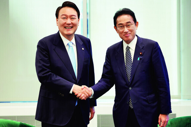 President Yoon Suk-yeol shakes hands with Prime Minister Fumio Kishida of Japan during their pull-aside talks in New York on Sept. 21. (Yonhap)
