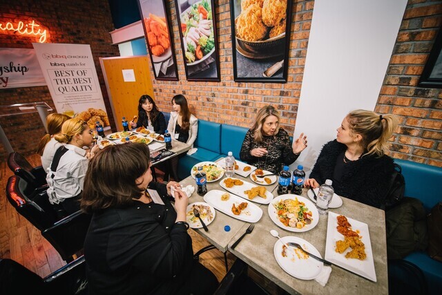 Americans enjoy chicken at a restaurant in Manhattan’s Koreatown. (Genesis BBQ)
