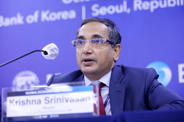 Krishna Srinivasan, director of the Asia and Pacific Department at the International Monetary Fund, speaks at the Bank of Korea on Oct. 25. (courtesy of the BOK)