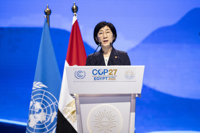 Han Wha-jin, Korea’s minister of environment, delivers an address at the COP27 summit in Egypt on Nov. 15. (courtesy of the Ministry of Environment)