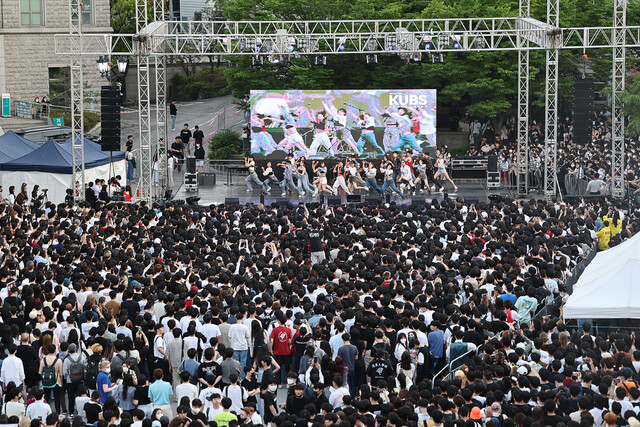 지난 5월24일 오후 서울 성북구 고려대학교에서 열린 2022 고려대 대동제에서 학생들이 공연을 보고 있다. 연합뉴스