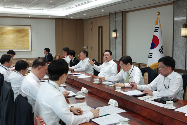 President Yoon Suk-yeol gestures while presiding over a meeting of his senior secretaries at the Yongsan presidential office on Nov. 28. (courtesy of the presidential office)