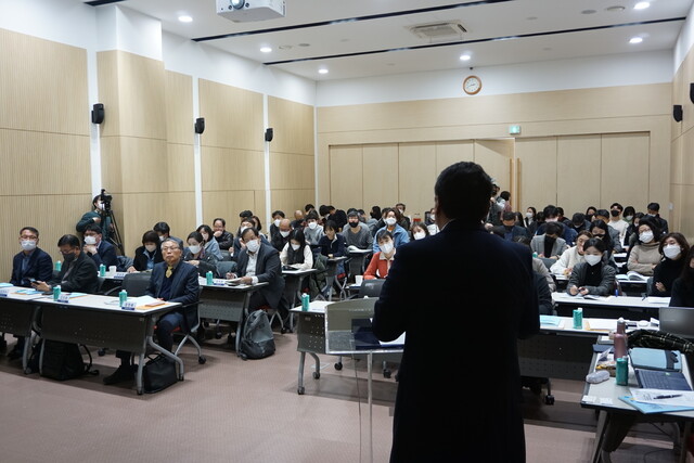 지난 6일 서울 마포구 한겨레신문사 청암홀에서 열린 제19회 사회적경제 정책포럼에 참여한 시민들이 고두환 사회적기업 (주)공감만세 대표의 발제에 귀기울이고 있다.