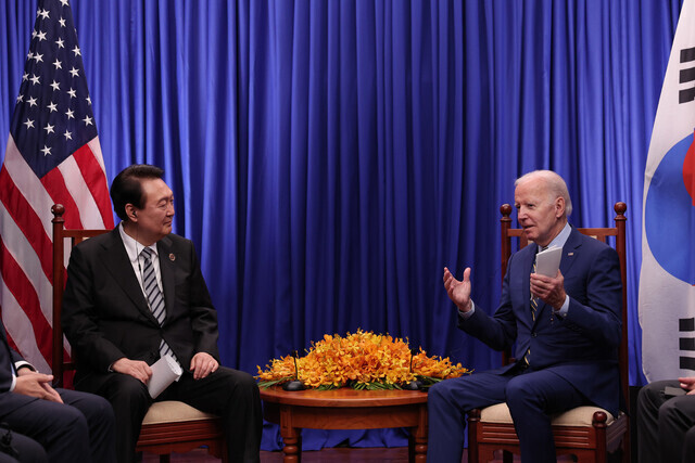 President Joe Biden of the US speaks to President Yoon Suk-yeol of South Korea during their summit in Phnom Penh, Cambodia, on Nov. 13, 2022. (courtesy of the presidential office)