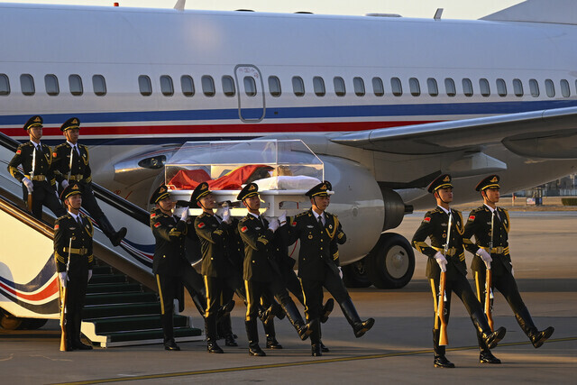 지난 1일 중국 상하이에 있던 장쩌민 전 중국 국가주석의 주검이 특별기편으로 베이징에 도착하고 있다. 연합뉴스