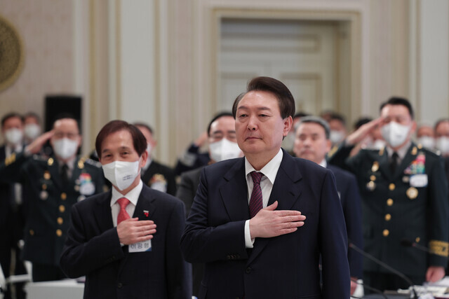 President Yoon Suk-yeol pledges allegiance to the South Korean flag ahead of a briefing by the Ministry of Foreign Affairs and Ministry of National Defense at the Blue House on Jan. 11. (courtesy of presidential office)