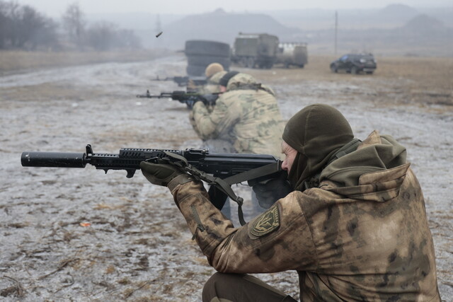 2023년 1월31일 러시아가 점령한 우크라이나 동부 도네츠크 지역에서 러시아 군인들이 훈련하고 있다. AP/연합뉴스