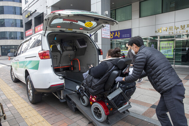 2022년 4월 서울 시내에서 휠체어에 탄 장애인이 다른 사람의 도움을 받아 택시에 오르고 있다. 김진수 선임기자 jsk@hani.co.kr