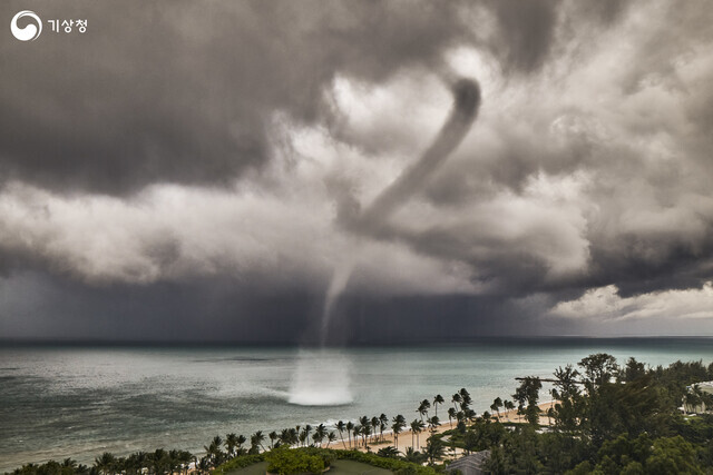 “Waterspouts” by Yun Dae-cheol won the silver prize in the 40th weather and climate photography competition organized by the Korea Meteorological Administration. (courtesy of the KMA)