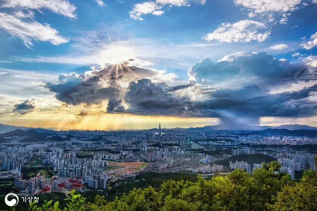 “One Roof, Two Families” by Kim Jin-heung won the gold prize in the 40th weather and climate photography competition organized by the Korea Meteorological Administration. (courtesy of the KMA)