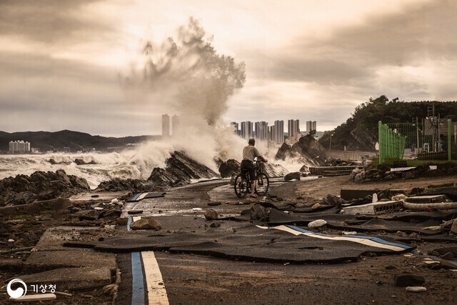 “The Typhoon’s Aftermath” by Jo Eun-ok won the silver prize in the 40th weather and climate photography competition organized by the Korea Meteorological Administration. (courtesy of the KMA)