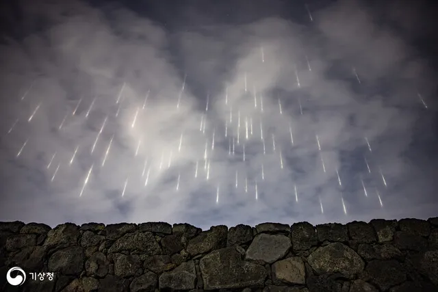 Fire Arrows Sweep Toward the Fortress Walls” by Yun Seok-ju won the top prize in the 40th weather and climate photography competition organized by the Korea Meteorological Administration. (courtesy of the KMA)
