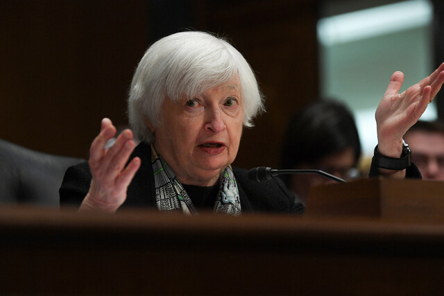 재닛 옐런 미국 재무부 장관이 2023년 3월16일 상원 금융위원회 청문회에 출석해 실리콘밸리은행 파산에 관해 이야기하고 있다. REUTERS