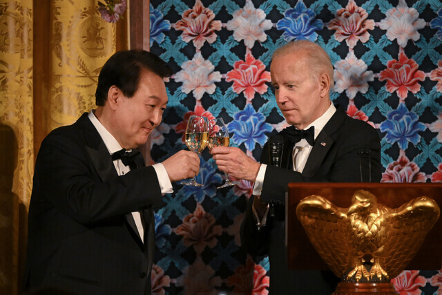 President Yoon Suk-yeol of South Korea and President Joe Biden of the US toast at a banquet for Yoon’s state visit to the US in the East Room of the White House on April 26. (Yoon Woon-sik/The Hankyoreh)