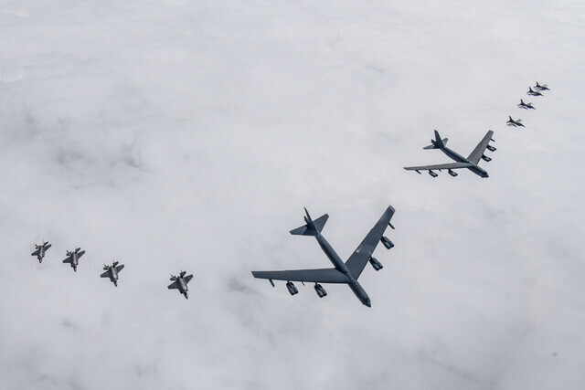 한국과 미국 공군이 지난 4월14일 한반도 상공에서 한국 F-35A 전투기와 미국 B-52H 전략폭격기(가운데 항공기), F-16 전투기가 참여한 가운데 연합공중훈련을 실시하고 있다. 국방부 제공