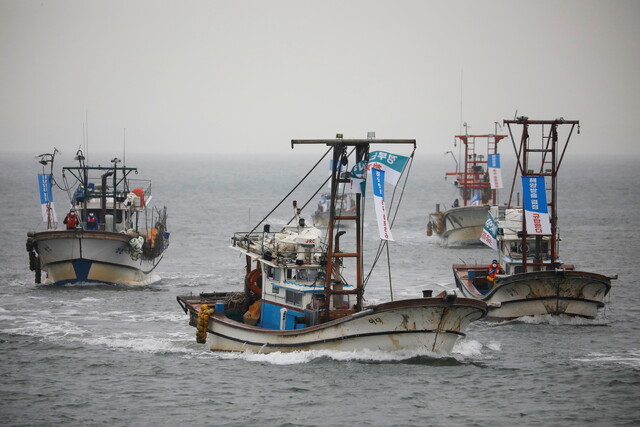 2021년 4월30일 한국 어선이 일본의 후쿠시마 핵발전소 오염수 방류에 반대하는 해상시위를 벌이고 있다. REUTERS