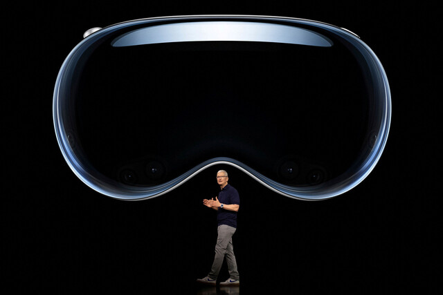팀 쿡 애플 최고경영자(CEO)가 미국 캘리포니아주 애플 본사에서 열린 연례 세계 개발자 회의(WWDC 2023)에서 혼합현실(MR) 헤드셋 ‘비전 프로(Vision Pro)’를 소개하고 있다. 연합뉴스