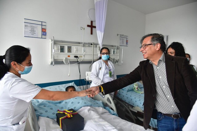 구스타보 페트로 콜롬비아 대통령이10일(현지시각) 보고타 중앙군사병원을 방문해 구조된 아이들을 돌보는 의료진과 인사하고 있다. 구스타보 페트로 콜롬비아 대통령 트위터 갈무리