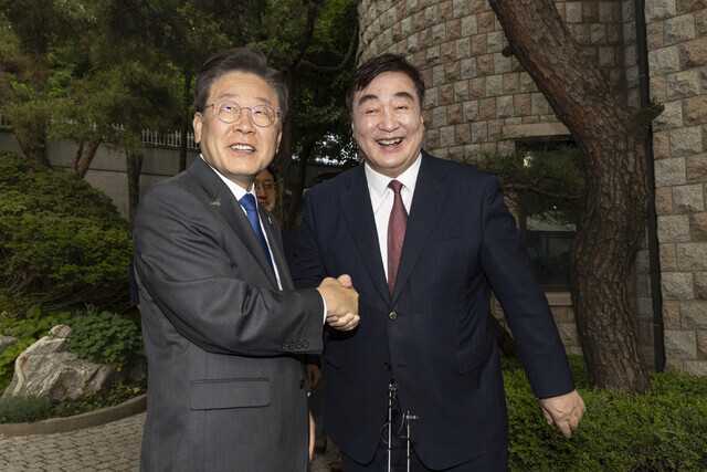 Lee Jae-myung (left), leader of the Democratic Party of Korea, shakes hands with Ambassador Xing Haiming, China’s representative in Korea, at the Chinese Embassy in Seoul’s Seongbuk District on June 8. (National Assembly pool photo)