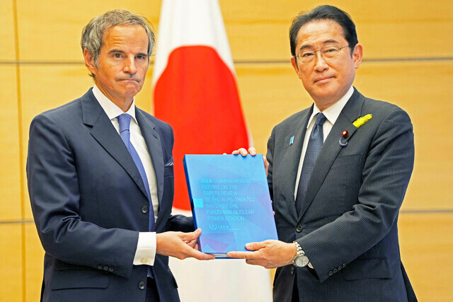 IAEA Director General Rafael Grossi delivers his agency’s final report on the discharge of contaminated water from the Fukushima nuclear power station to Prime Minister Fumio Kishida of Japan at the latter’s residence in Tokyo on July 4. (Reuters/Yonhap)