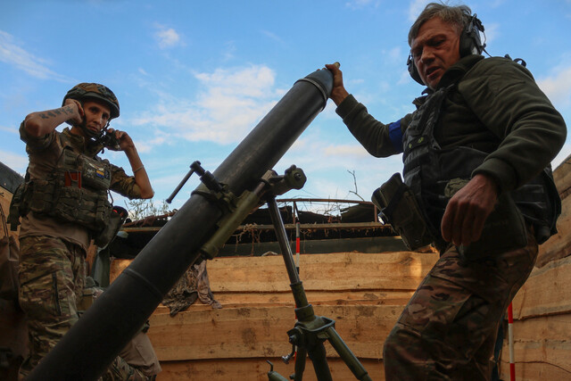 2023년 9월4일 우크라이나 군인들이 러시아군 진지를 향해 박격포를 발사하고 있다. REUTERS 연합뉴스