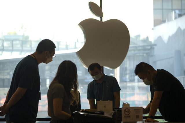 Shoppers peruse items at an Apple Store in Beijing, China. (AP/Yonhap)