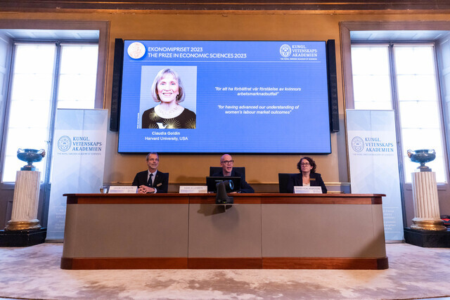 A panel announces Claudia Goldin as the 2023 winner of the Nobel Memorial Prize in Economic Science at the Royal Swedish Academy of Sciences in Stockholm, Sweden. (Xinhua/Yonhap)