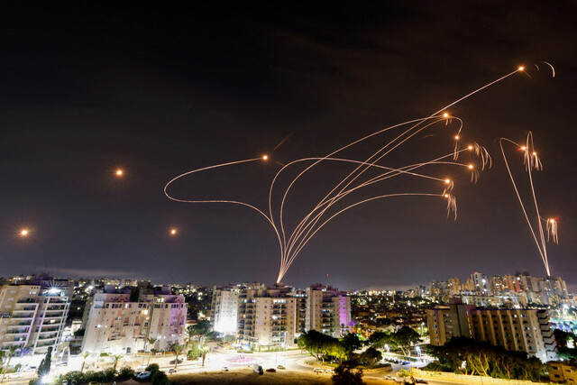 2023년 10월11일 가자지구에서 발사한 로켓이 이스라엘 아슈켈론 상공으로 날아가자 이스라엘군이 아이언돔 요격 시스템으로 맞받아치고 있다. REUTERS 연합뉴스