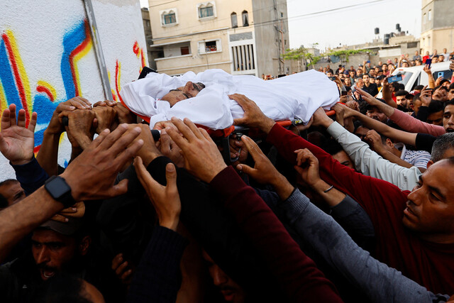 이스라엘군의 공습으로 숨진 이슬람 무장단체 지하드 사령관 아메드 아부 다카의 장례식이 2023년 5월11일 팔레스타인 땅 가자지구에서 열리고 있다. REUTERS