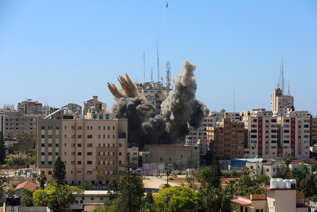 이스라엘군이 2년 5개월여 전인 2021년 5월15일 <ap통신>과 <알자지라> 등 언론사가 입주한 가자지구 중심가 가자시티의 건물을 폭격하고 있다. REUTERS</ap통신>
