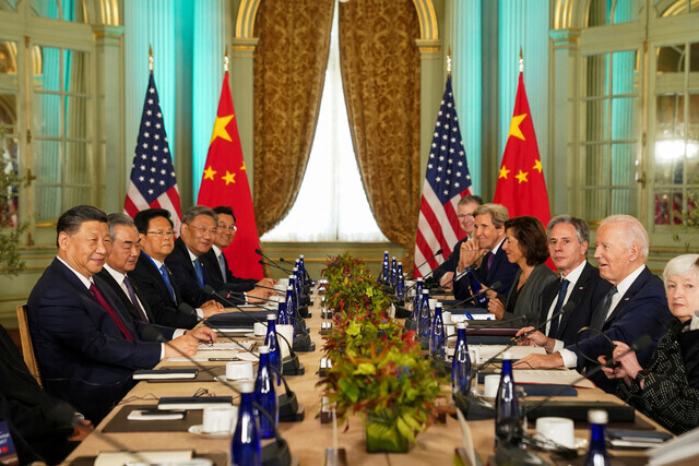Chinese President Xi Jinping and US President Joe Biden sit down for a summit at the Filoli estate near San Francisco, California, on Nov. 15. (Reuters/Yonhap)