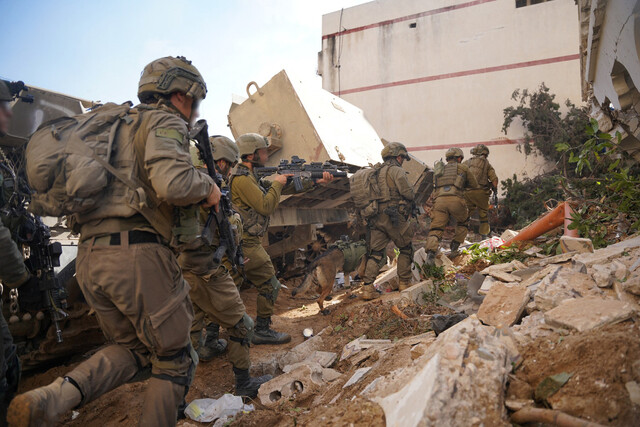 팔레스타인 땅 가자지구 북부 자가시티의 자이툰 지역에서 중무장한 이스라엘군 병력이 수색 작전을 벌이고 있다. 사진은 2023년 11월20일 이스라엘 군당국이 공개했다. AFP 연합뉴스