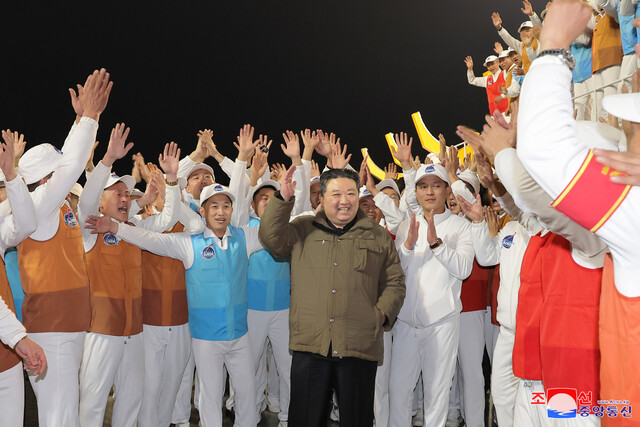 2023년 11월21일 군사정찰위성 1호기 ’만리경-1호’ 개발 관계자들과 자리를 함께한 김정은 북한 국무위원장. 연합뉴스