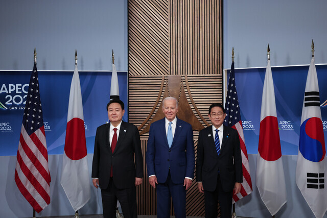 South Korean President Yoon Suk-yeol (left) stands for a photo with US President Joe Biden (center) and Japanese Prime Minister Fumio Kishida (right) while at the APEC summit in San Francisco, US, on Nov. 16. (Yonhap)