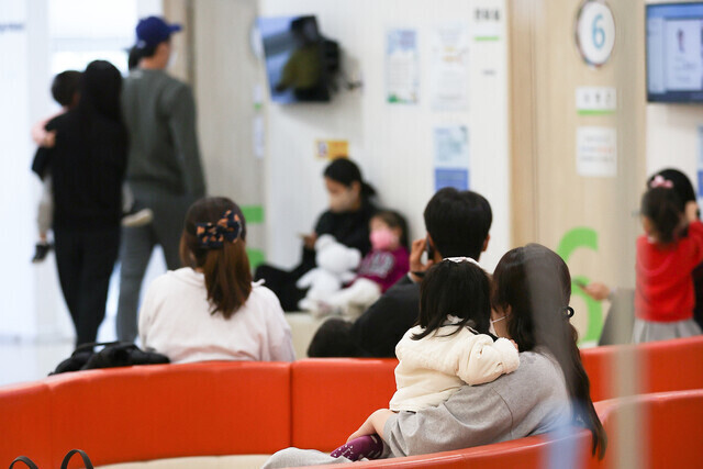 People sit in the waiting room of a hospital in Seoul’s Seongbuk District. (Yonhap)