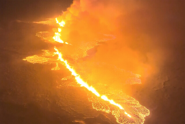 100m 치솟는 불기둥, 용암 콸콸…아이슬란드 화산 폭발 [영상]