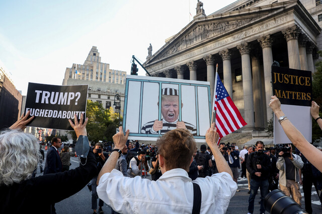2023년 10월2일 도널드 트럼프 전 대통령에 반대하는 시위대가 미국 뉴욕 맨해튼의 법원 앞에서 그의 처벌을 촉구하고 있다. REUTERS